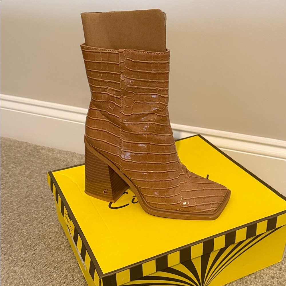 Chic Tan Croc-Embossed Heeled Boots